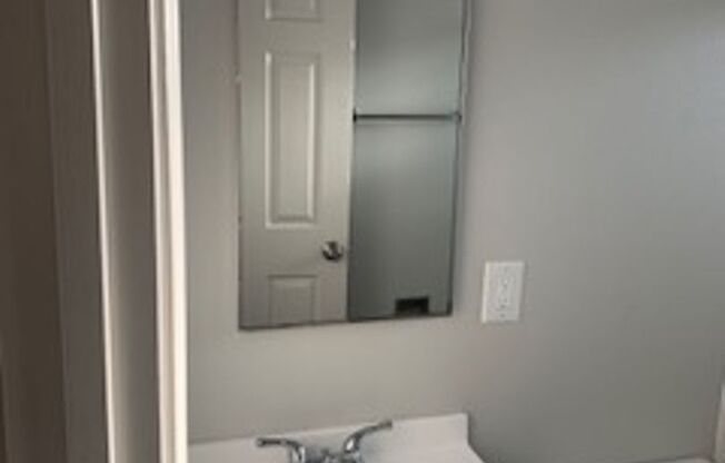 3 beds, 1 bath, 988 sqft, $3,095, Unit 028