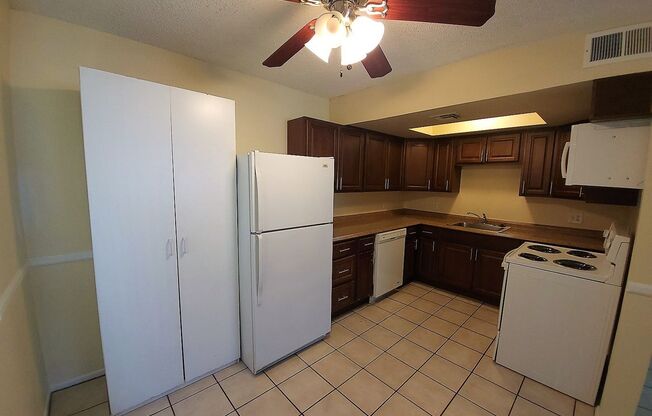 2 beds, 1 bath, $1,295