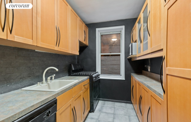 305 W 52 ST