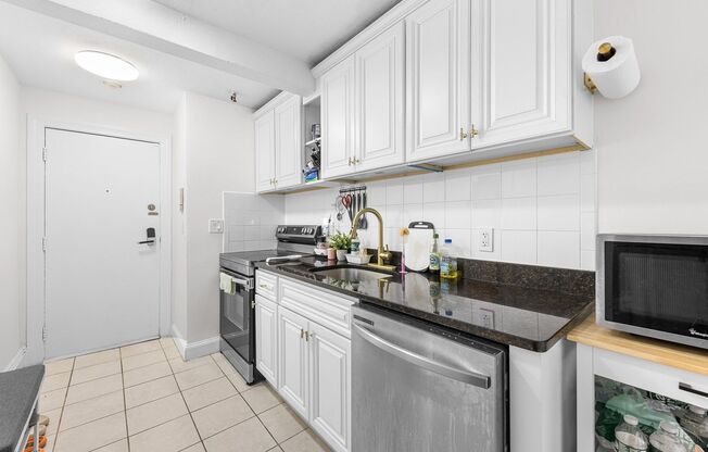 1 Bed - Close to T - Private Patio - Laundry in Building