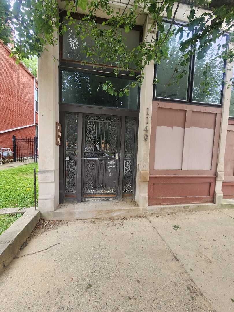 Light and Airy 2 bedroom 1 bathroom apartment with washer/dryer-hook ups in unit!
