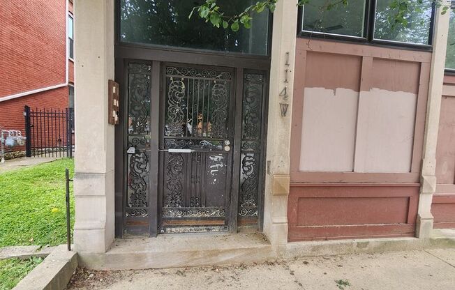 Light and Airy 2 bedroom 1 bathroom apartment with washer/dryer-hook ups in unit!