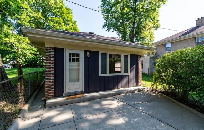 219 E 8th CARRIAGE HOUSE - Ideal for Groups of 8 to 9!