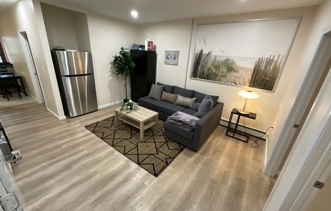 3 beds, 1 bath, 1,100 sqft, $4,700, Unit 3