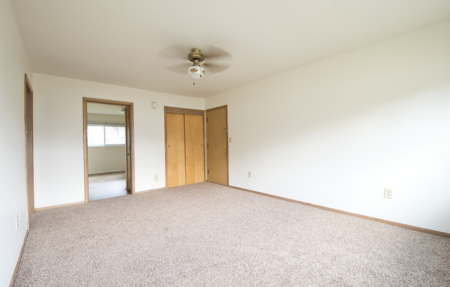 2 beds, 1 bath, $795, Unit 100-C