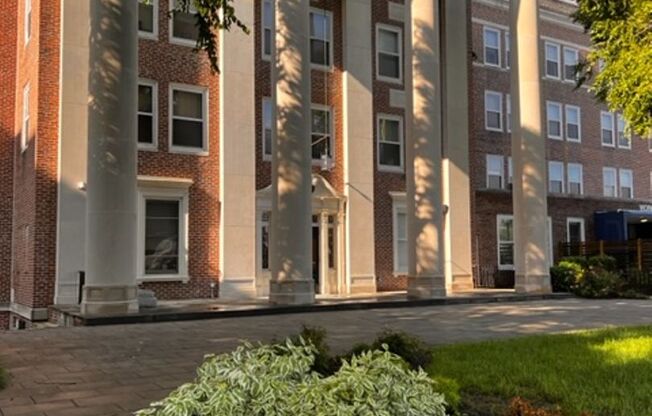 2 beds, 1 bath, $1,899, Unit 521