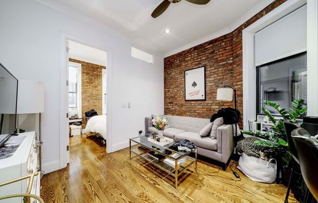 37 KING ST