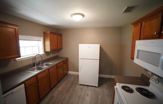 2 beds, 1 bath, 768 sqft, $1,300, Unit Apt B