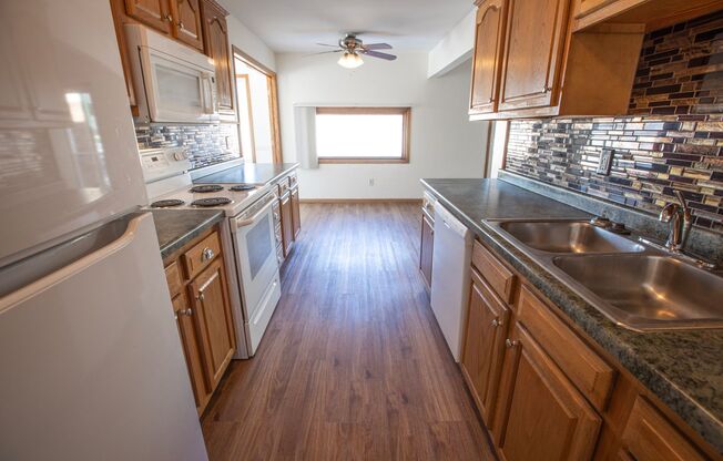 2 beds, 1 bath, 1,070 sqft, $1,670, Unit 1955-120
