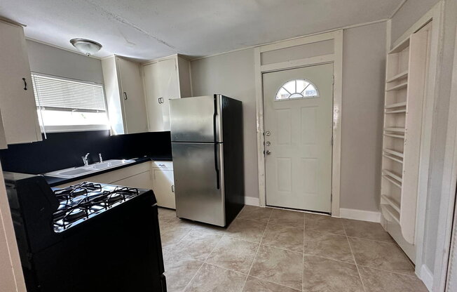 2 beds, 1 bath, 982 sqft, $795
