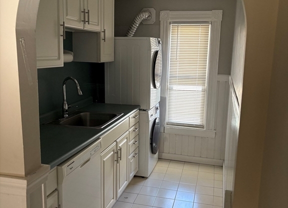 3 beds, 1 bath, $2,200, Unit 2