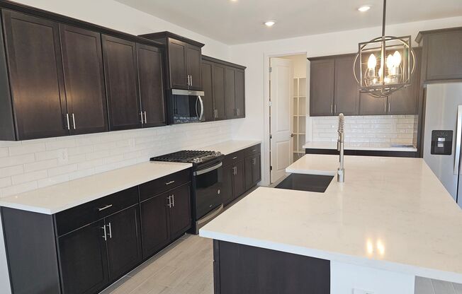 Beautiful new build w mountain views