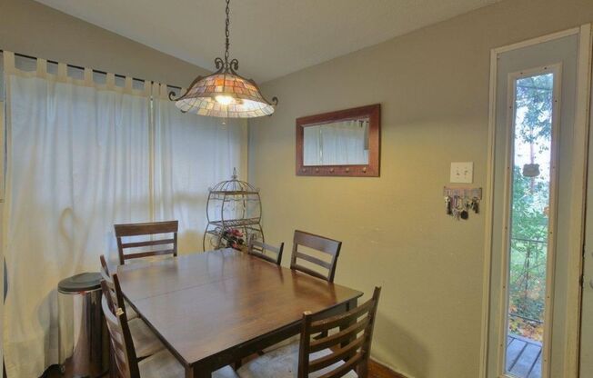 Charming 3 Bed 2 Bath Home in Eastgate