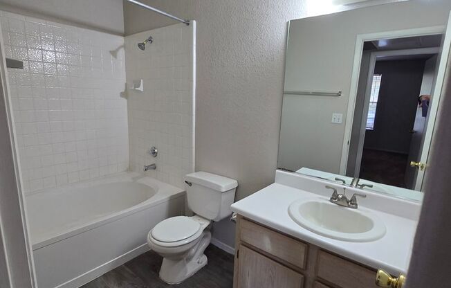 1 bed, 1 bath, $1,050, Unit Bldg. G