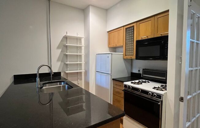 Bright One Bedroom Apartment in Spring Garden!