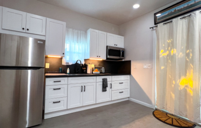723 W 53 ST