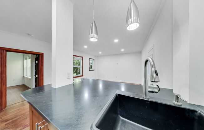 Walk to the Beach – Bright 1Bedroom/1 Bathroom Apartment