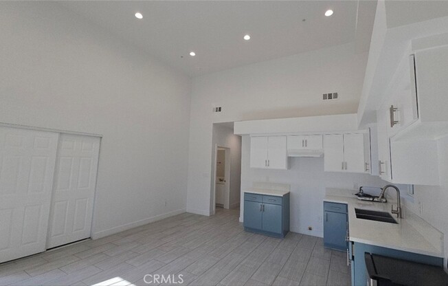 10413 1/2 AVALON BLVD