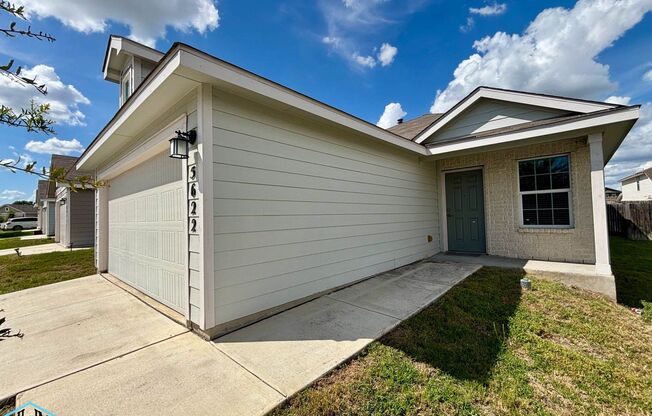 Live in Luxury in this beautiful 3bed/2bath single story home near Randolph & Ft. Sam!