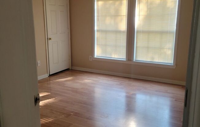 2 beds, 1 bath, 913 sqft, $1,595, Unit Apt. B