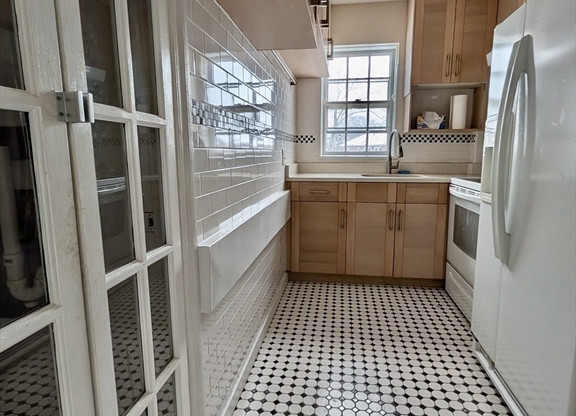 17 Hammond Pond Pkwy Apt 3