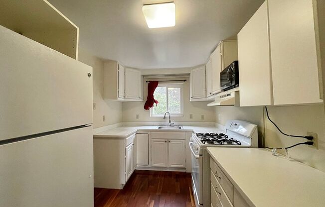 2 beds, 1 bath, $2,200, Unit Unit D