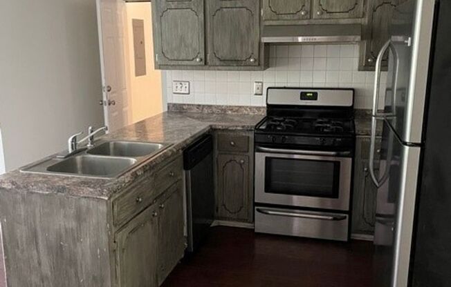 **Ask how you can move into this home with NO SECURITY DEPOSIT**20 Bridgewater Dr: Spacious 3BR 2.5BA with optional 4th br/bonus room home on 3/4 acre lot in desirable neighborhood for rent in Newnan. Fenced-in yard! Minutes from shopping and restaurants.