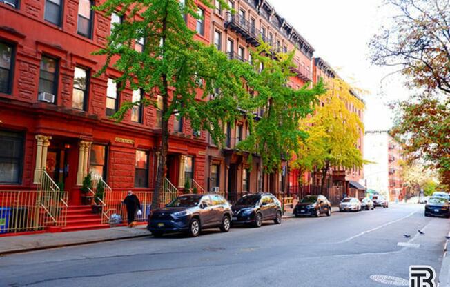 513 W 48 ST