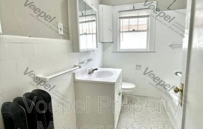 2 beds, 1 bath, 1,300 sqft, $1,200, Unit 5303 Charlotte St. Unit 2