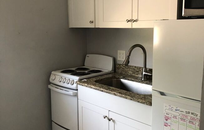 Studio, 1 bath, 525 sqft, $1,095, Unit Unit 06