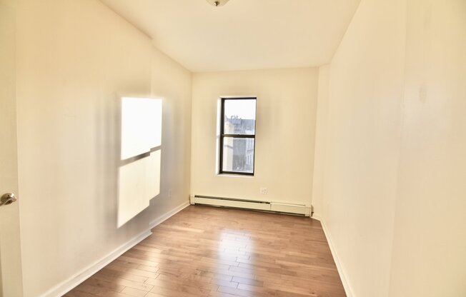 2 beds, 1 bath, $2,850, Unit 4