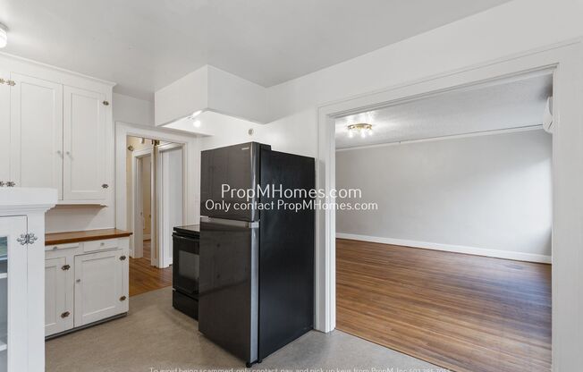 Charming Light-Filled One Bedroom Apartment In SE Portland!