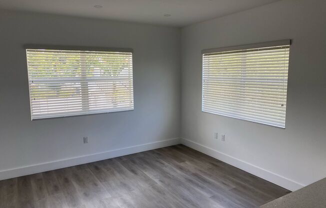 Great 1 Bed Room - Wood Floors - Small Building