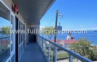 Alki Beach Living! Comfy 1 BD! Puget Sound Views! Super Sunsets!