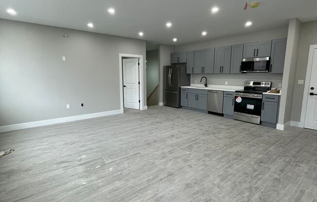 3 beds, 3 baths, 1,170 sqft, $1,900, Unit Unit - 3U