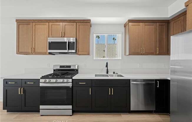 1039 W 43 ST