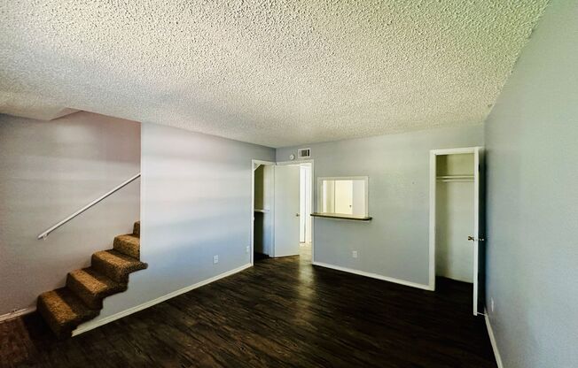 2 beds, 1.5 baths, 992 sqft, $780, Unit 215E
