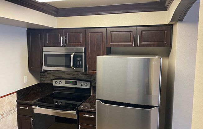 2 beds, 2 baths, 950 sqft, $2,795, Unit 215