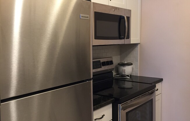 3 beds, 1.5 baths, $4,050, Unit 15