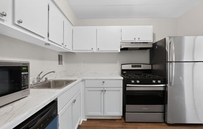 Welcome home to this bright and inviting 2Bd/1Bth condo in the sought-after Huntington Club community. All utilties included!
