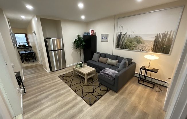 3 beds, 1 bath, 1,100 sqft, $4,700, Unit 3