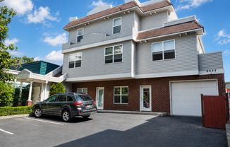 3644 Woodland Park Apartments are located in Wallingford