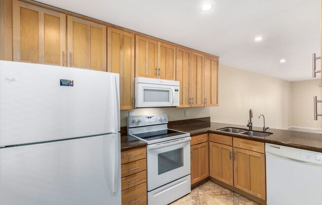 2 beds, 2 baths, $2,200, Unit Unt 114