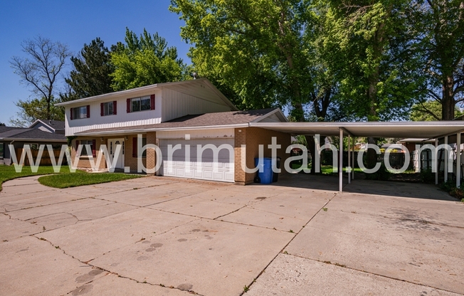 1561 E DELAWARE LN