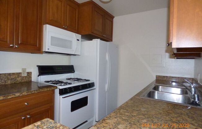 1 BEDROOM/1 BATH APARTMENT - NEAR UCLA CAMPUS & WESTWOOD VILLAGE
