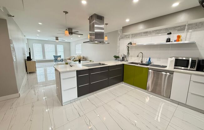 2/2 Available Now! Welcome to Cartagena near IMG