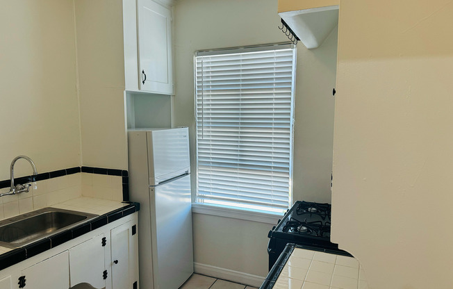 Studio, 1 bath, 420 sqft, $1,635, Unit 409
