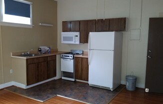 Studio, 1 bath, $750, Unit 93 Marsh St #4