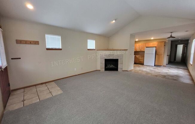 3bd 2 ba Townhouse w/Washer/Dryer in Unit, Yard and Garage!