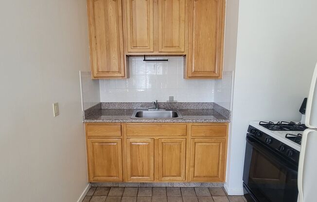 2 beds, 1 bath, $2,600, Unit D